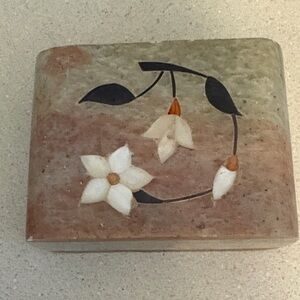 Vintage Handmade Marble Soapstone with Pearl Inlay Flowers Trinket Box India